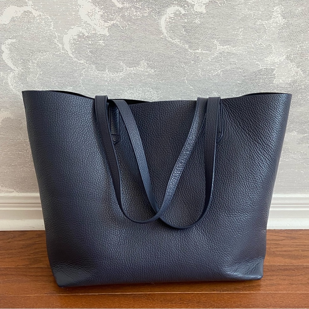 Cuyana Classic Structured Leather Tote in Navy/Black